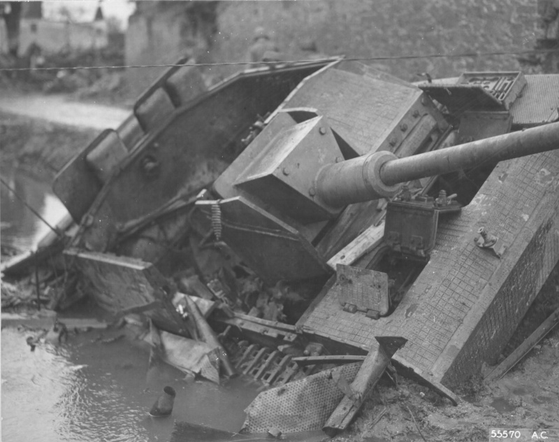 Разбитая немецкая самоходка StuG III Ausf. G разрушен внутренним взрывом в городе Кинцвайлер