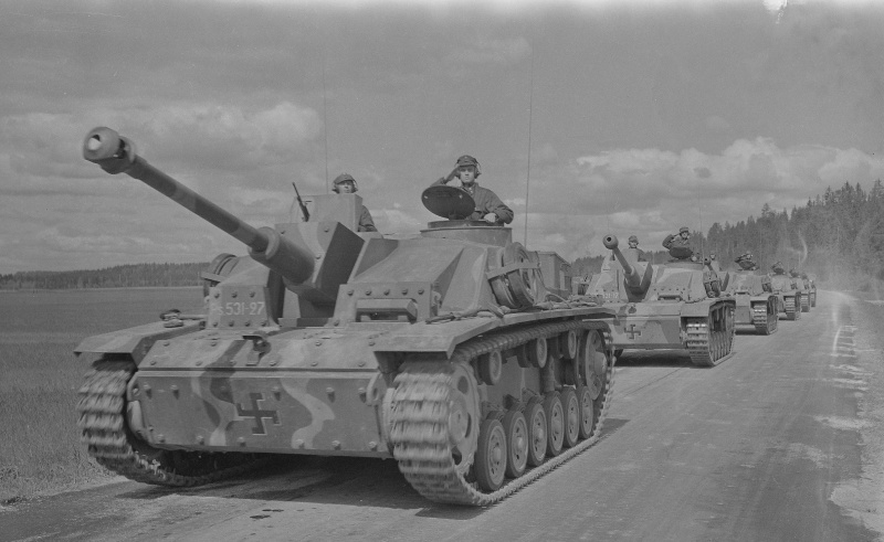 Колонна финских штурмовых орудий StuG III Ausf. G дивизии 