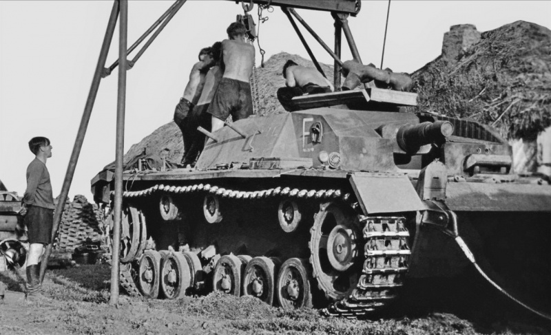 Немецкие механики работают над двигателем самоходки StuG. III Ausf. B (производился Alkett в период с июня 1940 г по март 1941 г.) на Восточном фронте