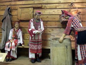 инсталляция мордовских костюмов